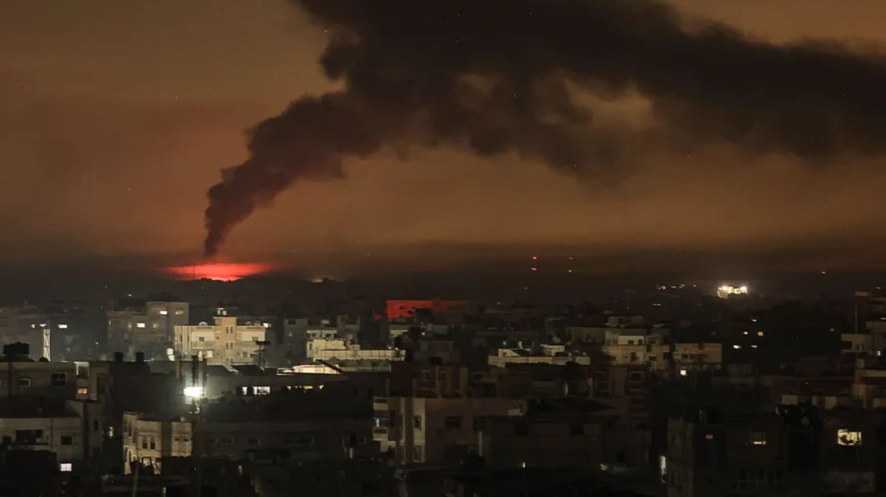 Após os EUA vetarem o cessar-fogo na ONU, Israel amplia ataques contra Gaza