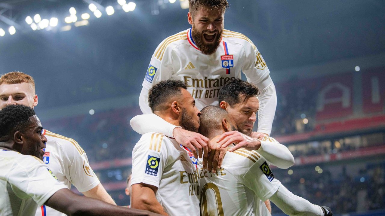 Com show de Lacazette, o Lyon conquista vitória importante em duelo contra o rebaixamento