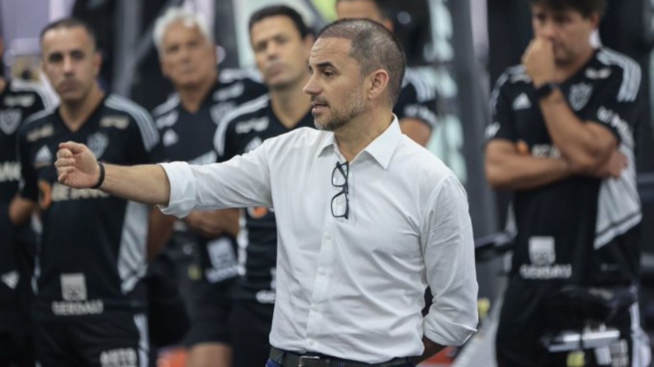 Rodrigo Caetano cita saídas para ficar no azul e descarta reformulação no Galo