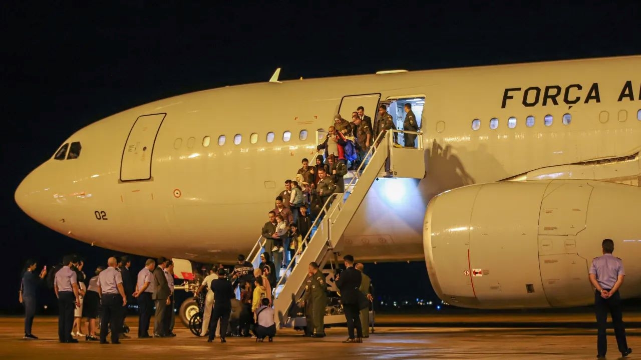 Segundo voo com repatriados de Gaza chega a Brasília