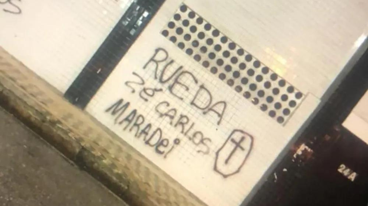 “Fora todo mundo”: muros da Vila Belmiro são pichados em novo protesto de santistas