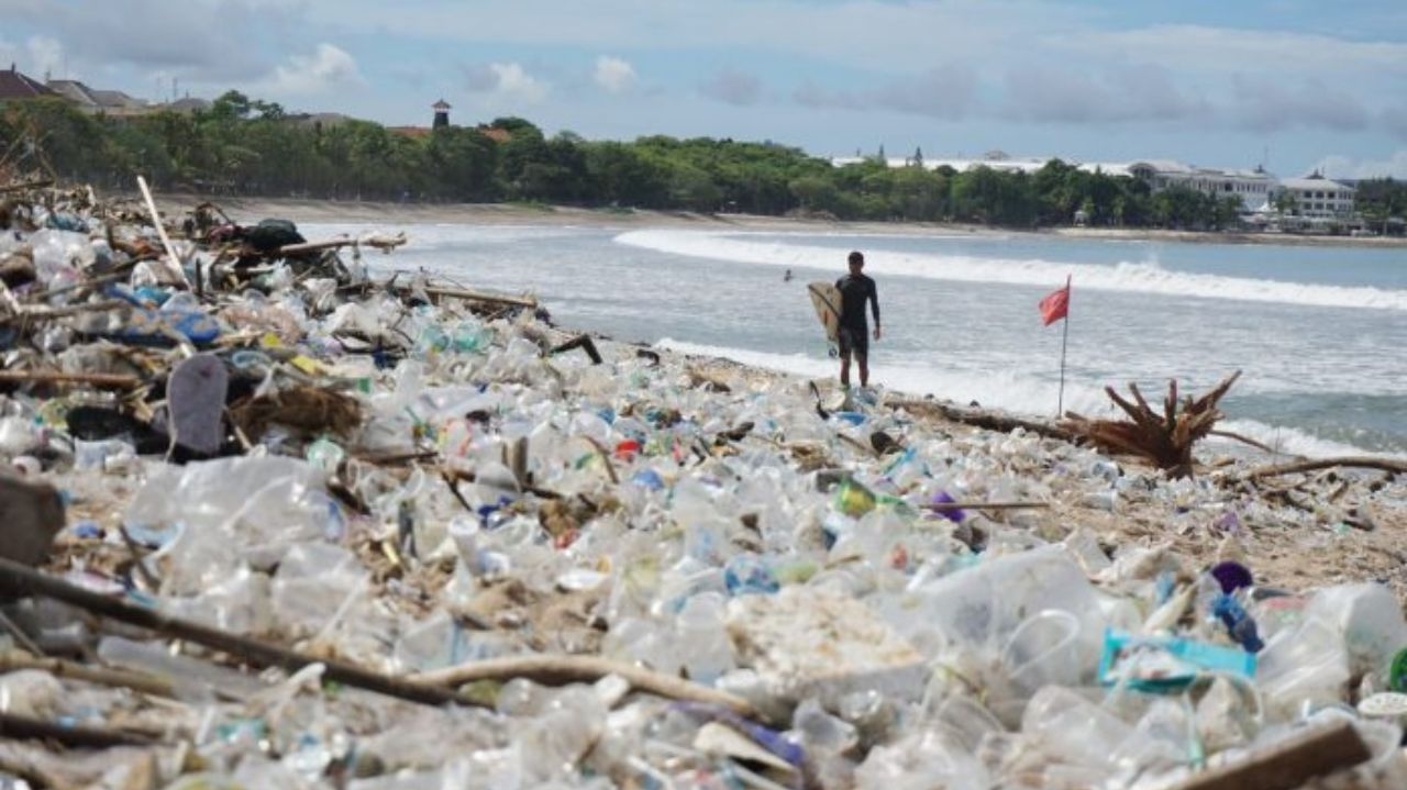 Ilha na Indonésia acumula grande quantidade de lixo na areia das praias