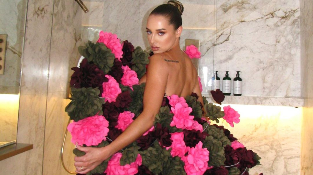 Malu Borges encanta web com vestido de flores criado por estudante de moda brasileira