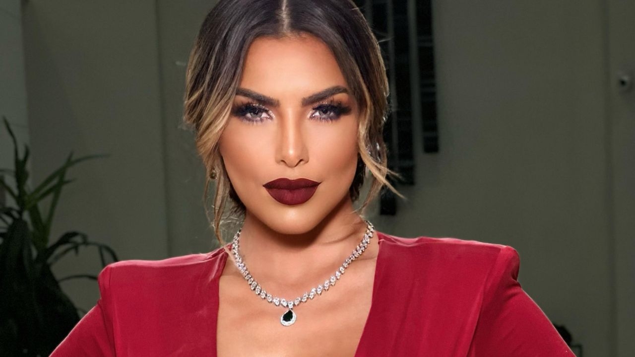 Erika Schneider capricha no vestido para festa da Forbes