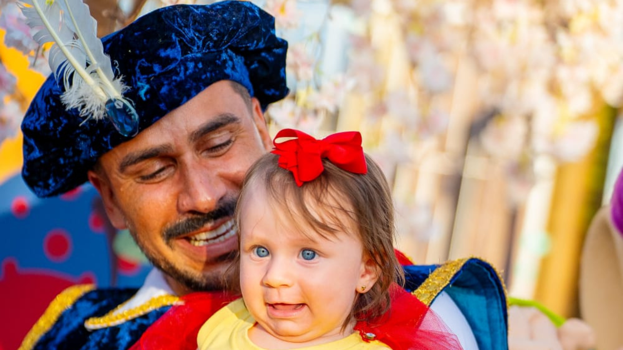 Julio Rocha e Karoline Kleine celebram sete meses da filha