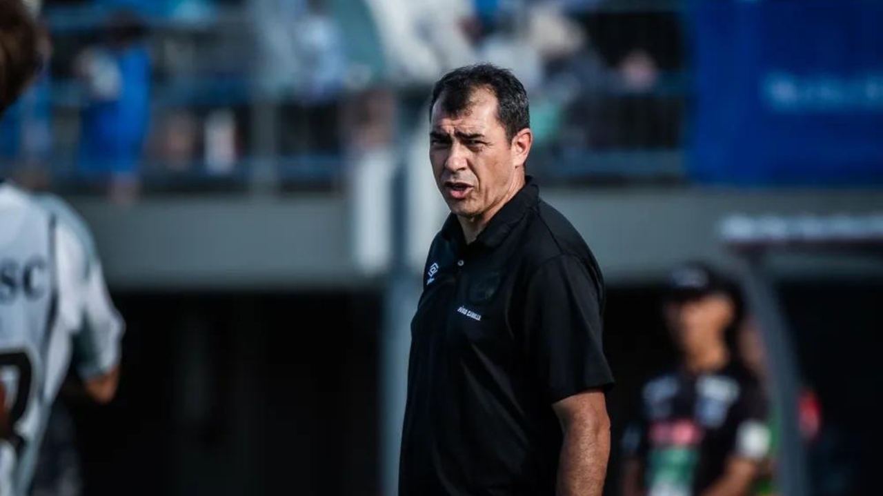 Santos concorda em pagar multa e nome de Carille ganha força