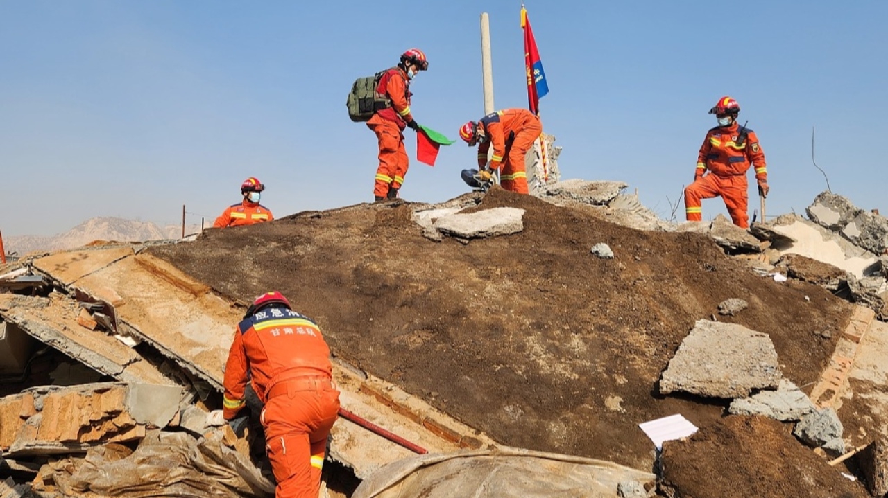 Vítimas fatais de terremoto na China aumenta para 135 pessoas após três dias