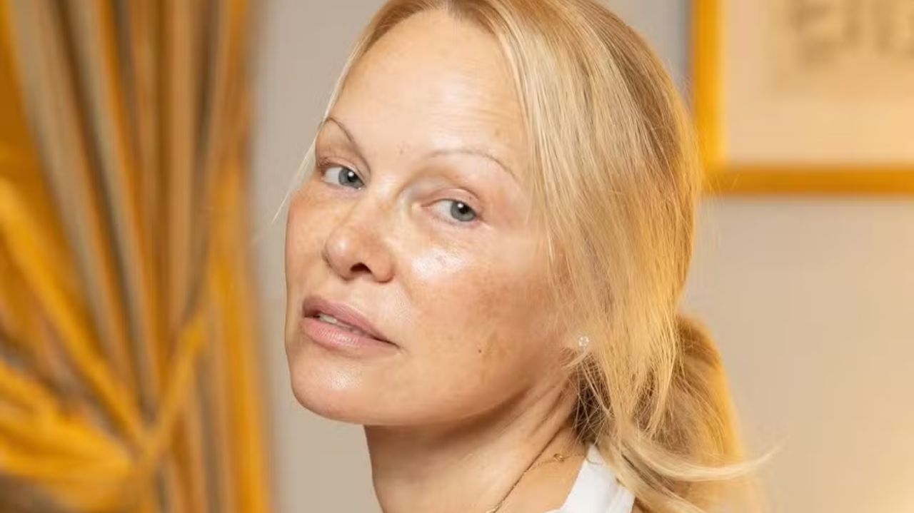 Pamela Anderson levanta a bandeira do visual clean