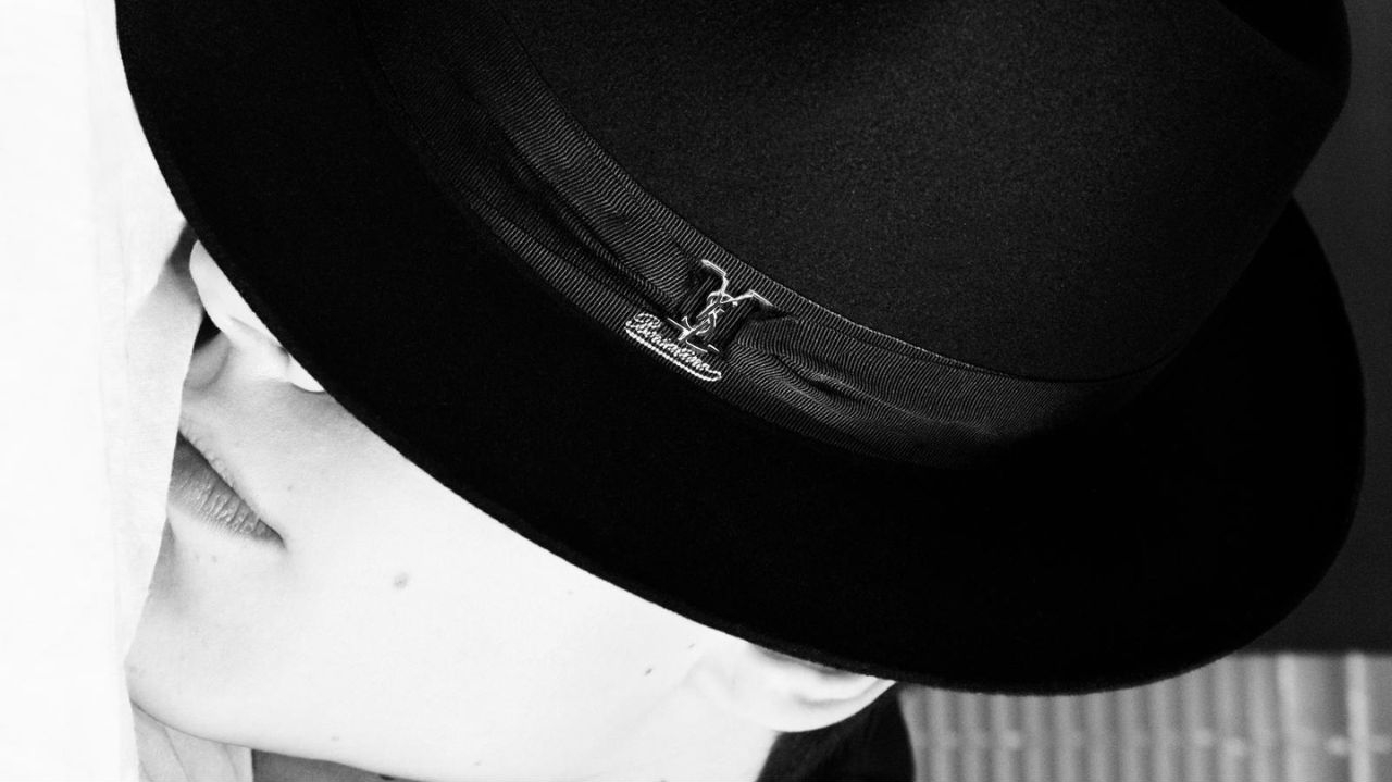 Saint Laurent e Borsalino fazem releitura de um chapéu clássico