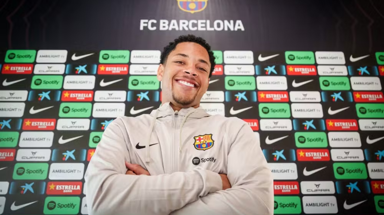Com contrato até 2031 e multa bilionária, Vitor Roque desembarca em Barcelona