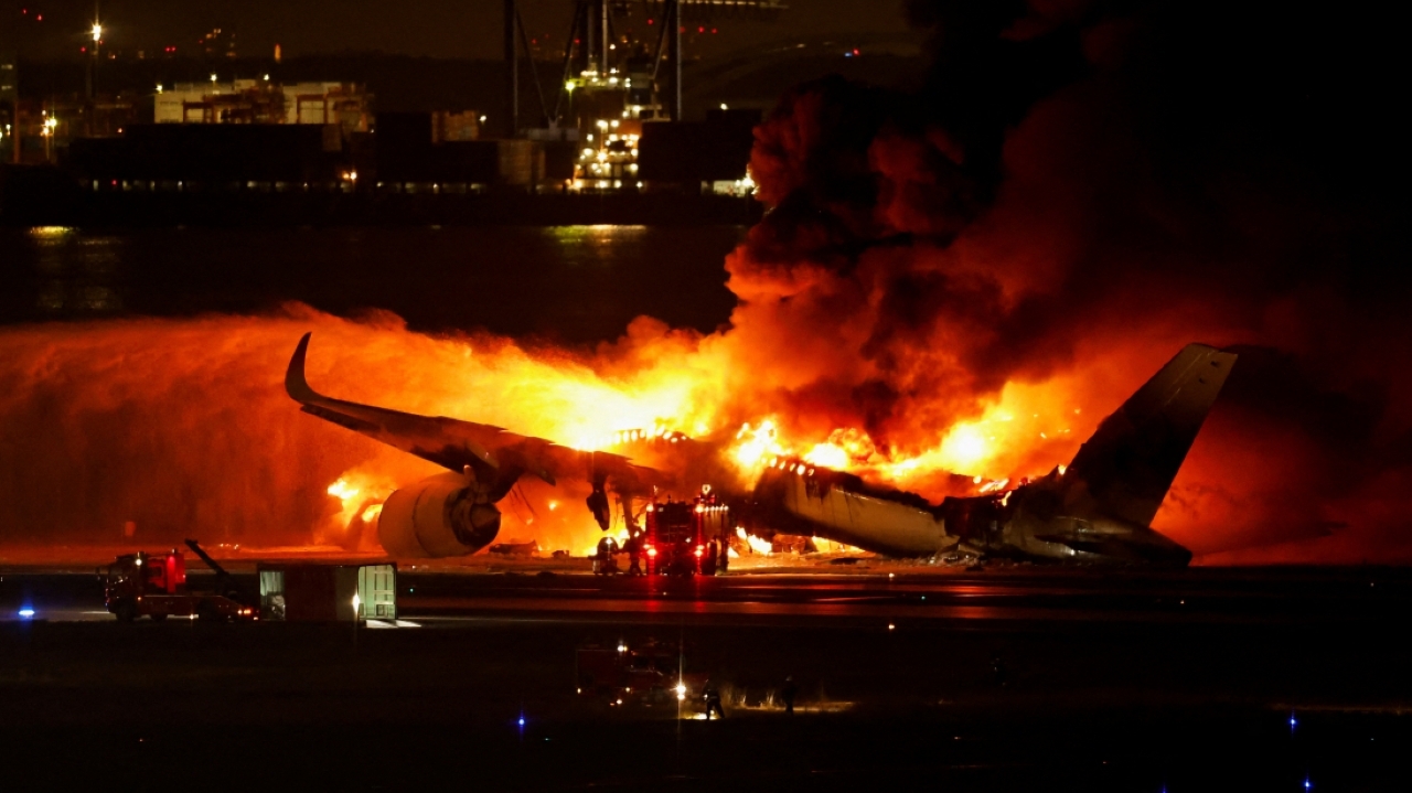 Entenda como ocorreu a evacuação enquanto avião pegava fogo no Japão