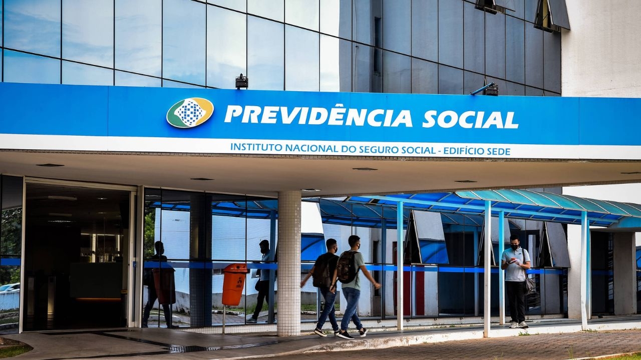 Ministro Lupi aponta a longa fila de espera para aposentadoria em 2024