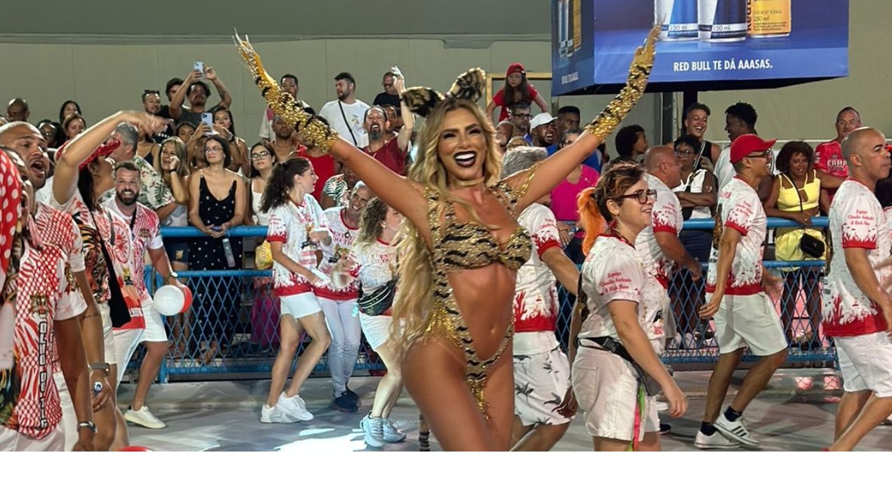 Erika Schneider usa fantasia ousada em ensaio da Porto da Pedra