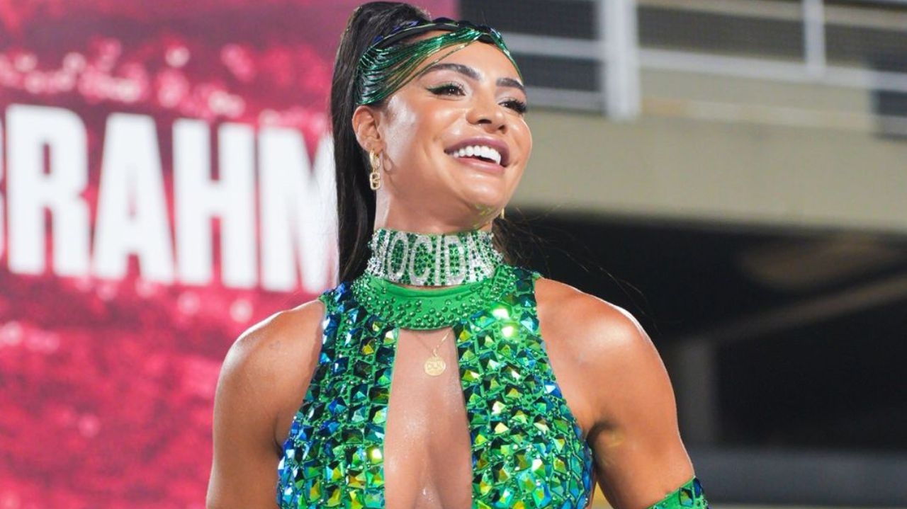 Aline Mineiro, musa da Mocidade, arrasa em look ousado na Sapucaí
