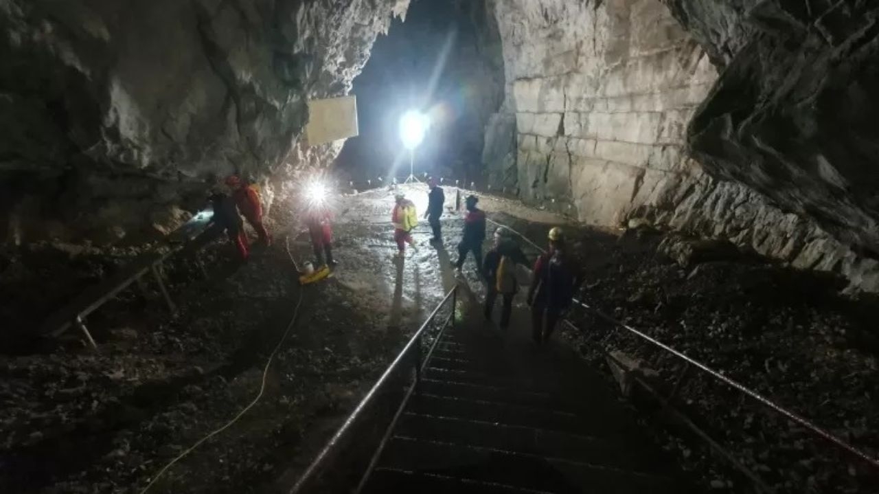 Mergulhadores resgatam cinco pessoas presas em gruta na Eslovênia