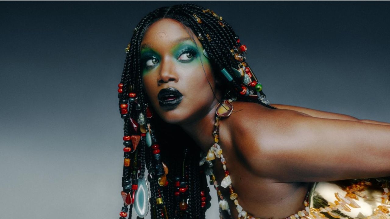 Canção de “AFRODHIT”, da cantora IZA, é exaltada pelo New York Times