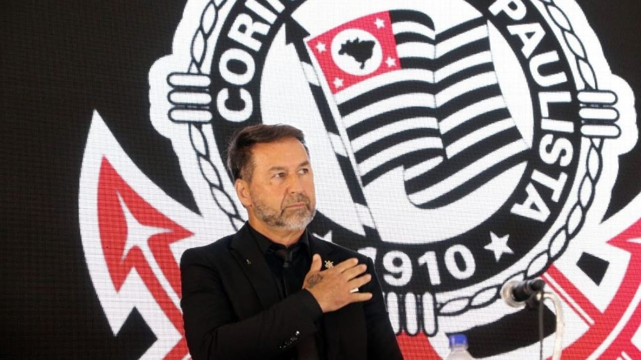 Augusto Melo fornece novidades sobre o status das contratações no Corinthians