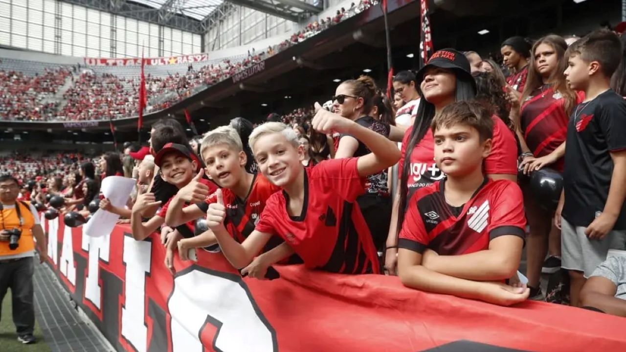 Athletico consegue liberação e poderá ter público restrito em jogos do Paranaense