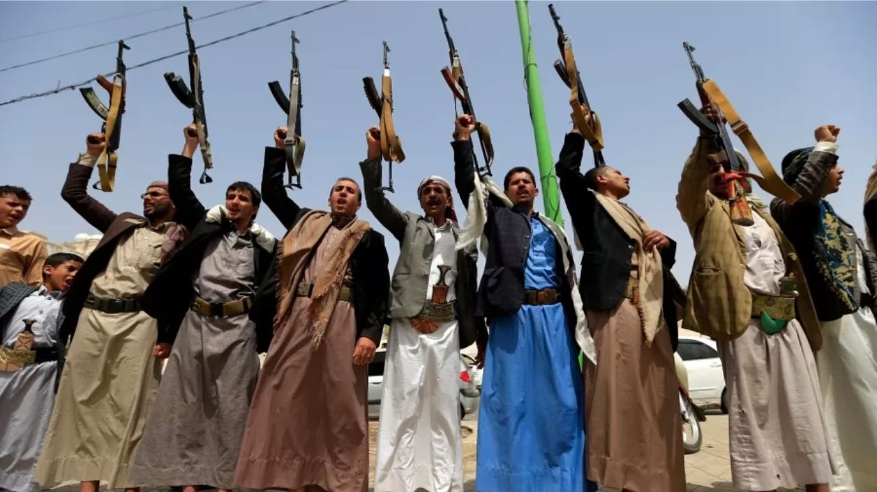 Houthis do Iêmen, dizem que atacaram navio militar dos EUA no Golfo de Aden