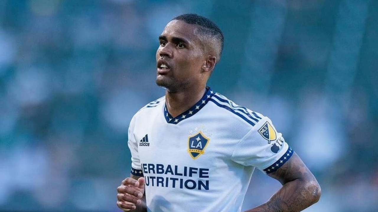 Fluminense contrata Douglas Costa para defender o time