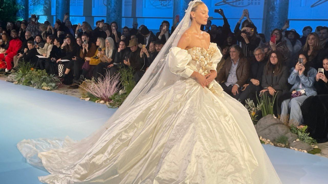 Candice Swanepoel volta às passarelas e desfila como noiva