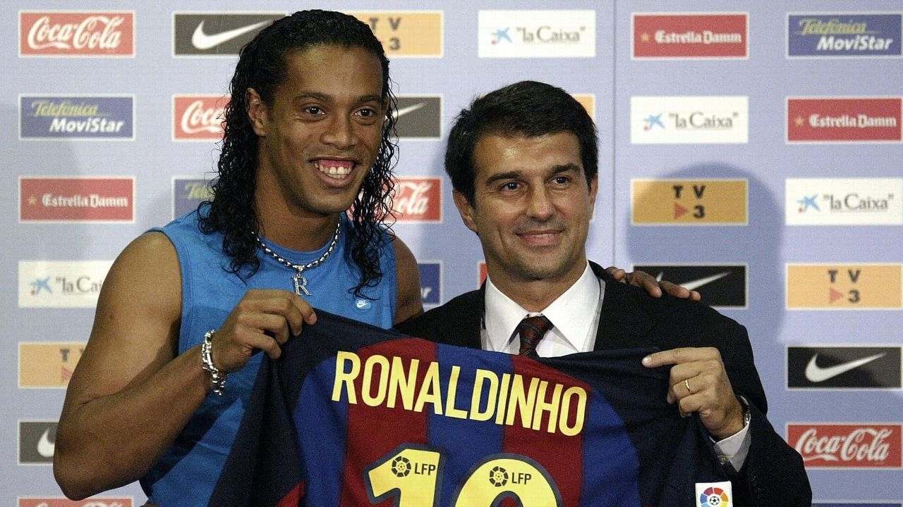 Manchester United tentou contratar Ronaldinho em 2003, mas acabou com Cristiano Ronaldo