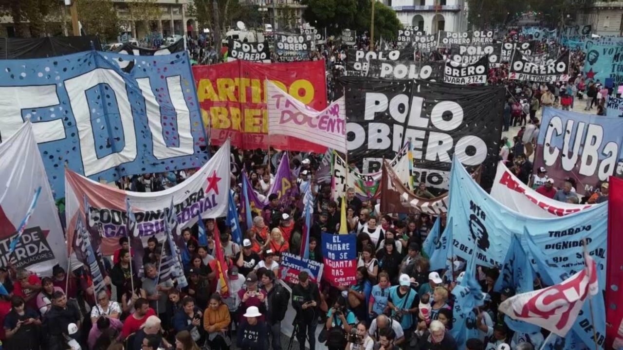 População argentina faz paralisação contra “decretaço” de Milei