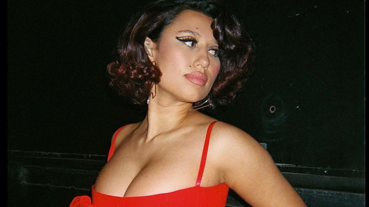 RAYE recebe sete indicações no BRIT Awards 2024