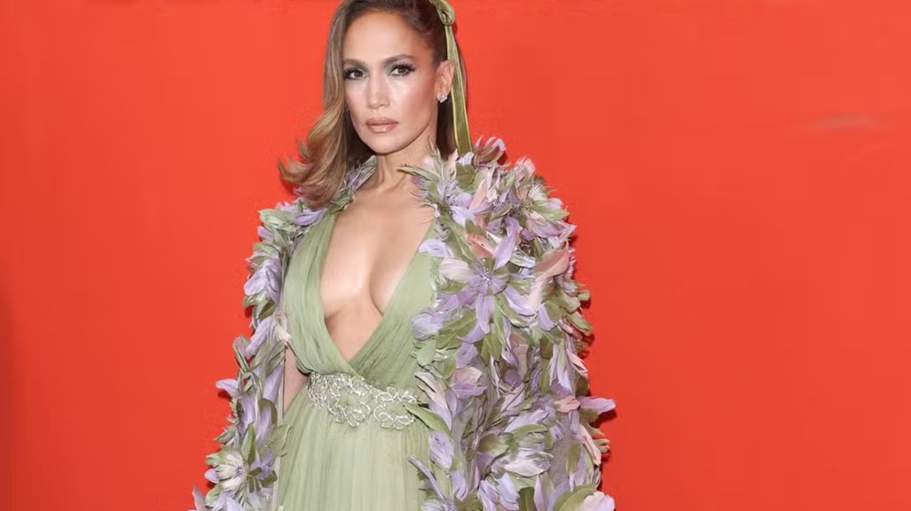 Celebridades marcam presença no terceiro dia de desfiles da Semana de Moda de Paris