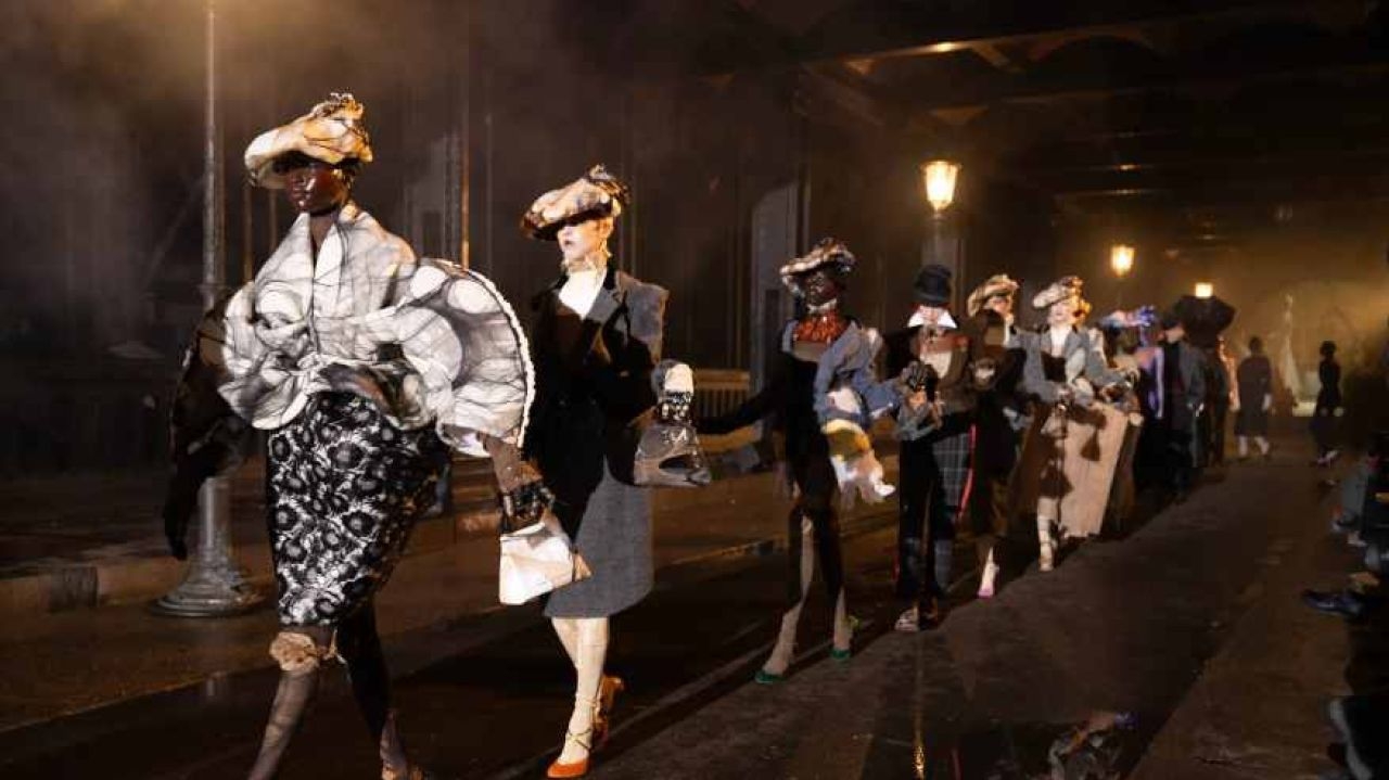 Maison Margiela encerra em grande estilo o último dia de desfiles da semana de Alta Costura em Paris