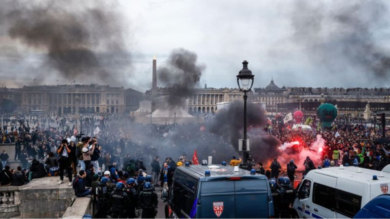 Onda de protestos faz agricultores franceses bloquearem rodovias em Paris