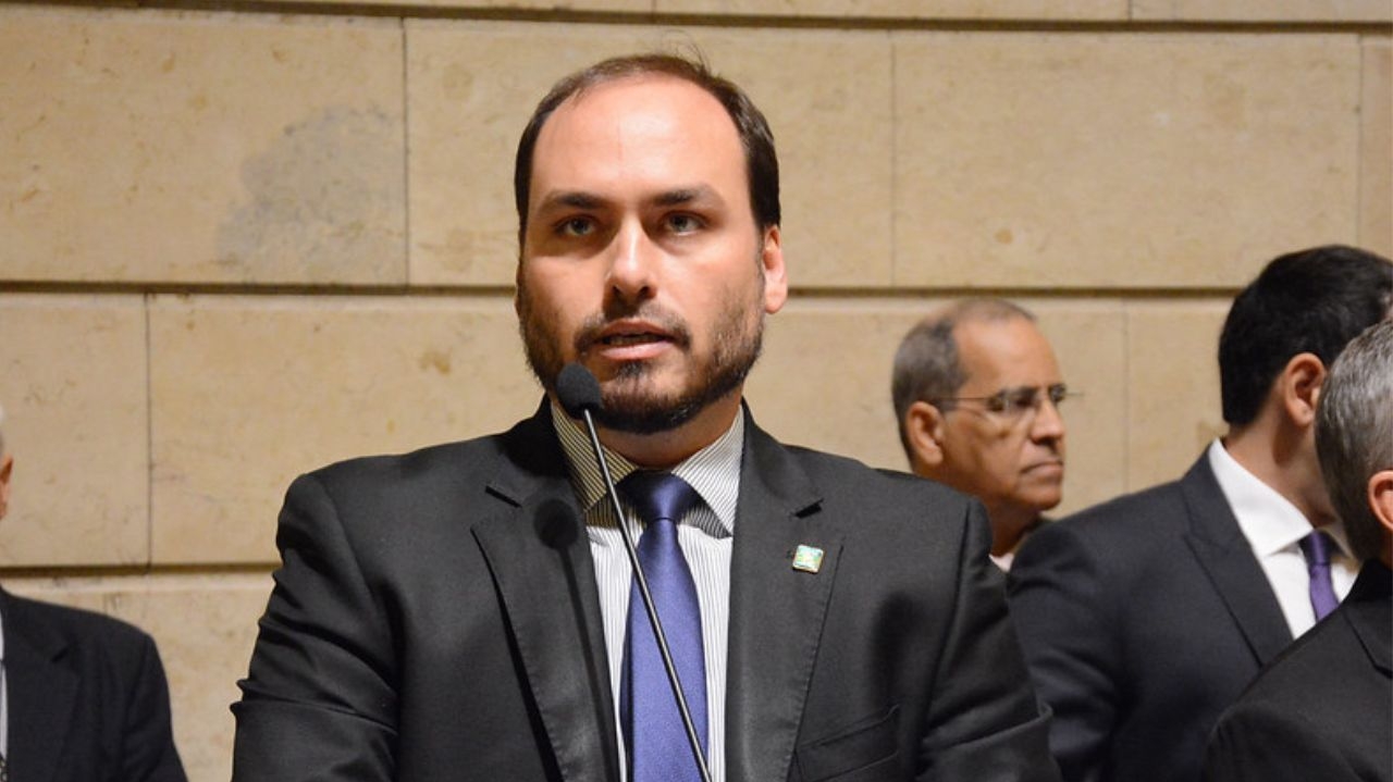Celulares e computadores de Carlos Bolsonaro são apreendidos pela Polícia Federal