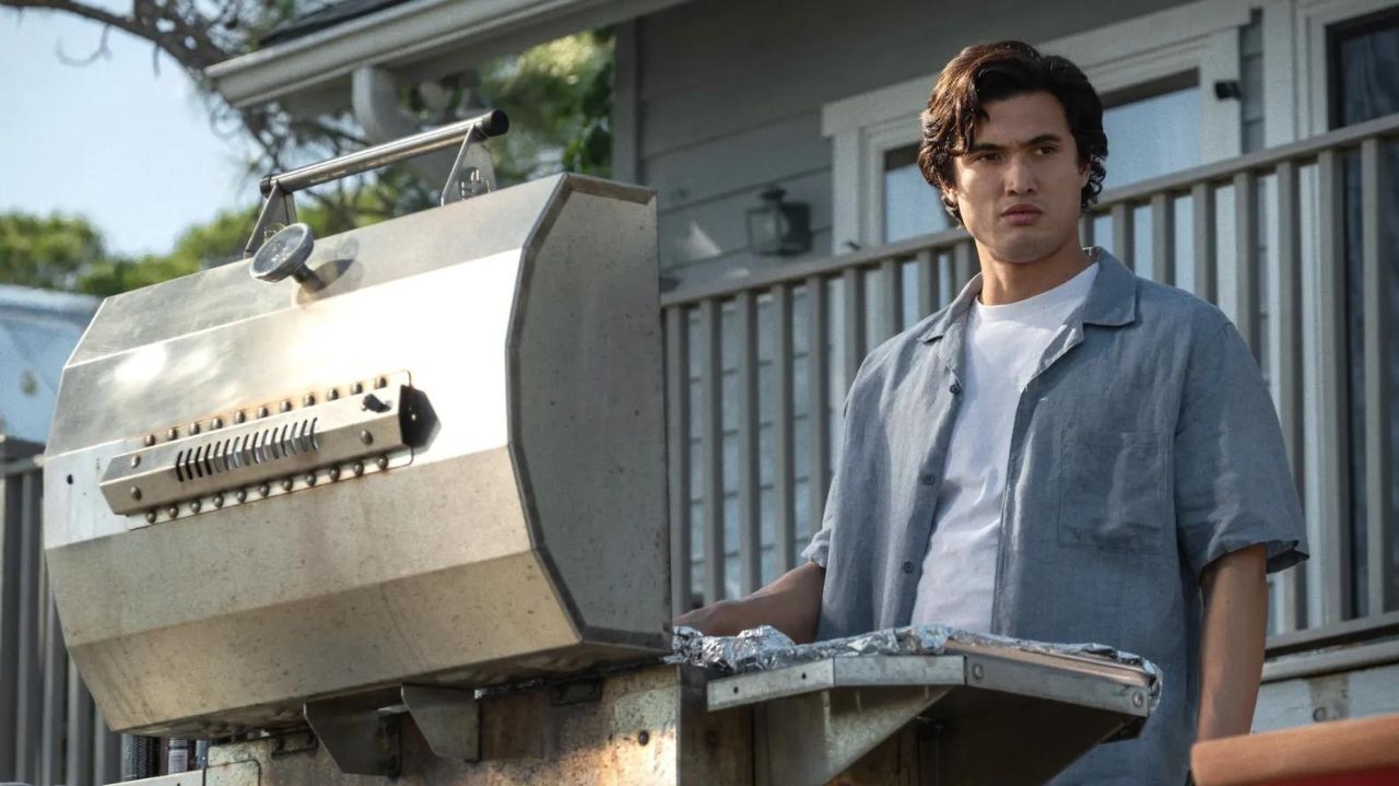 Diretor de “Segredos de um Escândalo” diz que se surpreendeu com Charles Melton