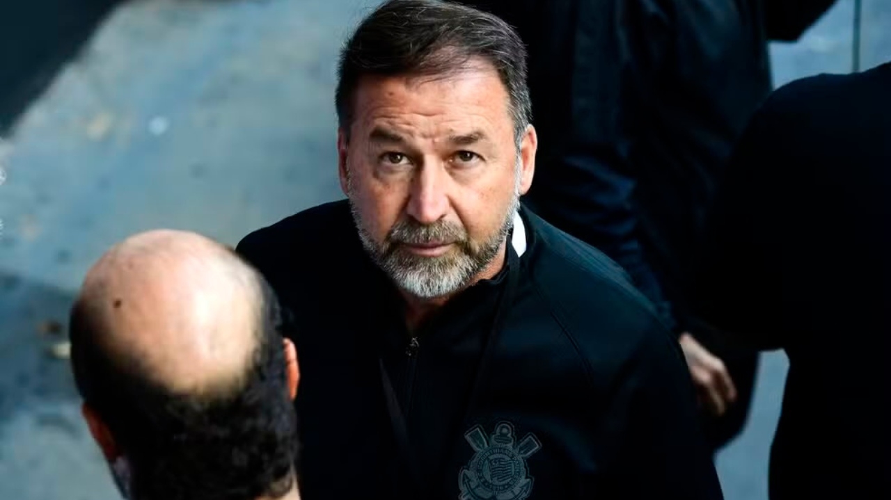 Augusto Melo se irrita com empresário que cobra dívida milionária do Corinthians