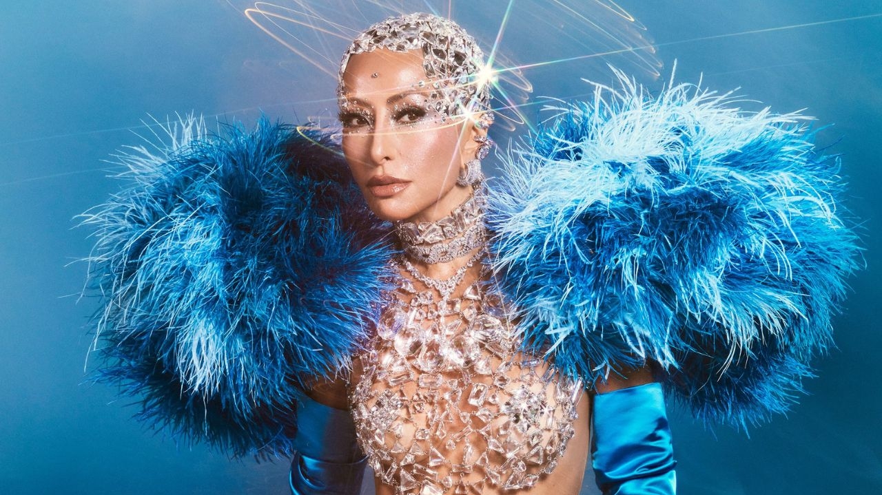 Sabrina Sato dá start em maratona de Carnaval brilhando com look de pedrarias 