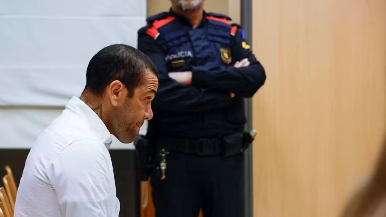 Justiça aceita pedido de defesa de Daniel Alves; jogador prestará depoimento ao final do julgamento