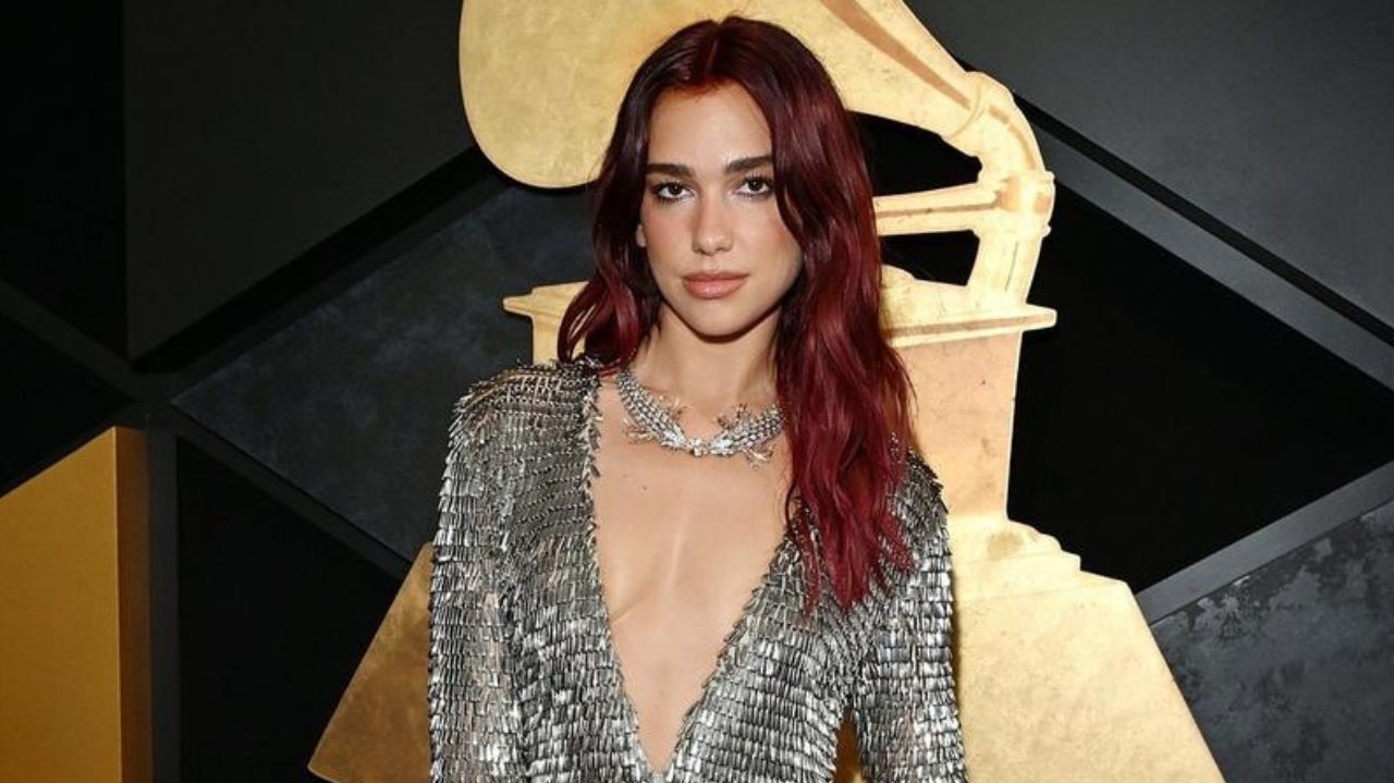 Grammy Awards 2024: tendência dos looks metalizados se sobressai no tapete vermelho