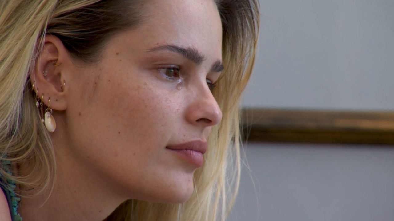 BBB 24: Yasmin se isola e chora em meio ao clima de Carnaval na casa