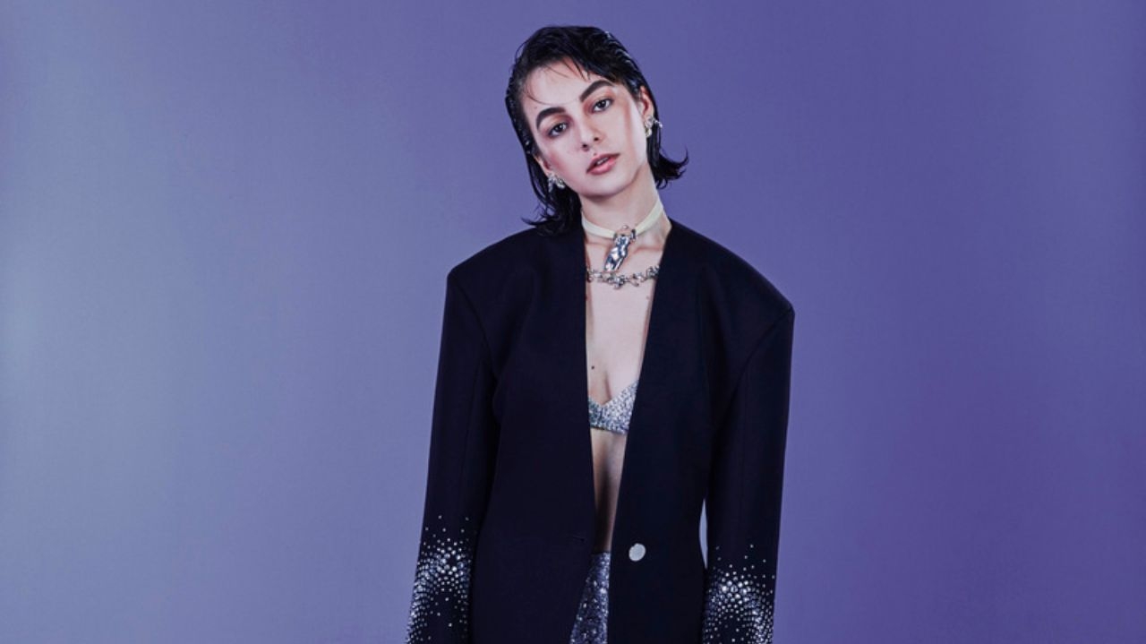 Klara Castanho estrela sua primeira capa da Glamour Brasil