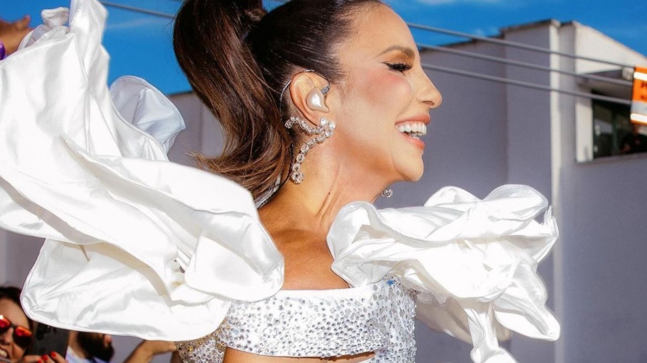 Ivete Sangalo brilha no Carnaval de Salvador com look inspirado em sua carreira