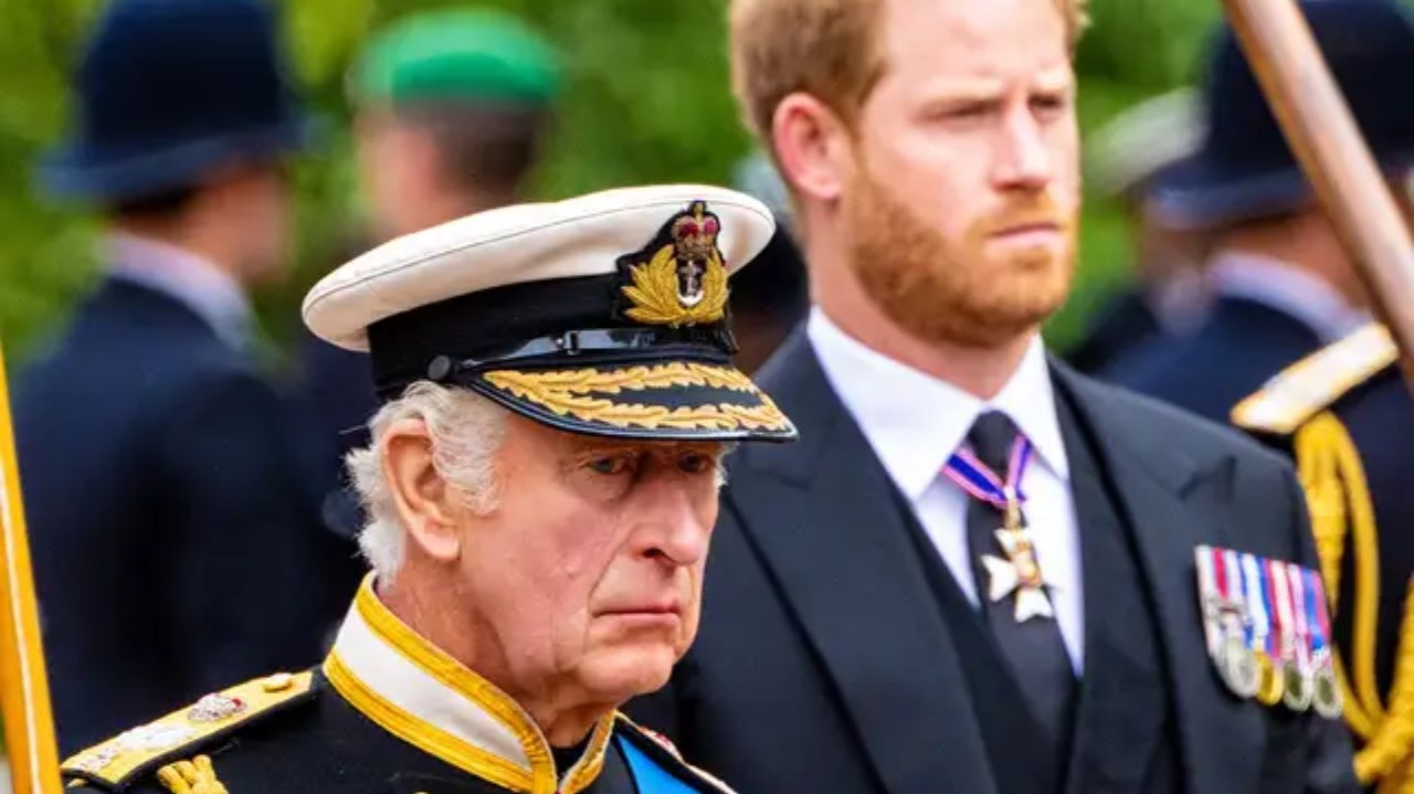 Príncipe Harry retorna aos EUA após breve visita ao Rei Charles no Reino Unido