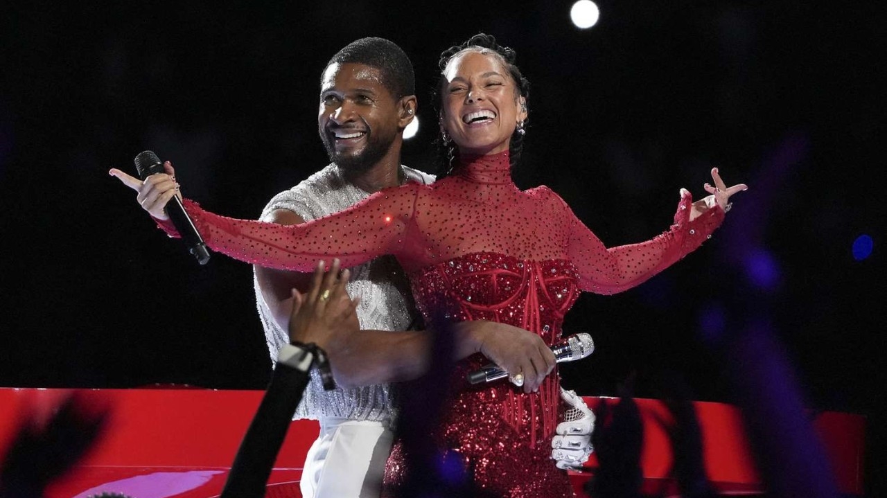 Super Bowl 2024: Usher e Alicia Keys desfilam hits em show apoteótico