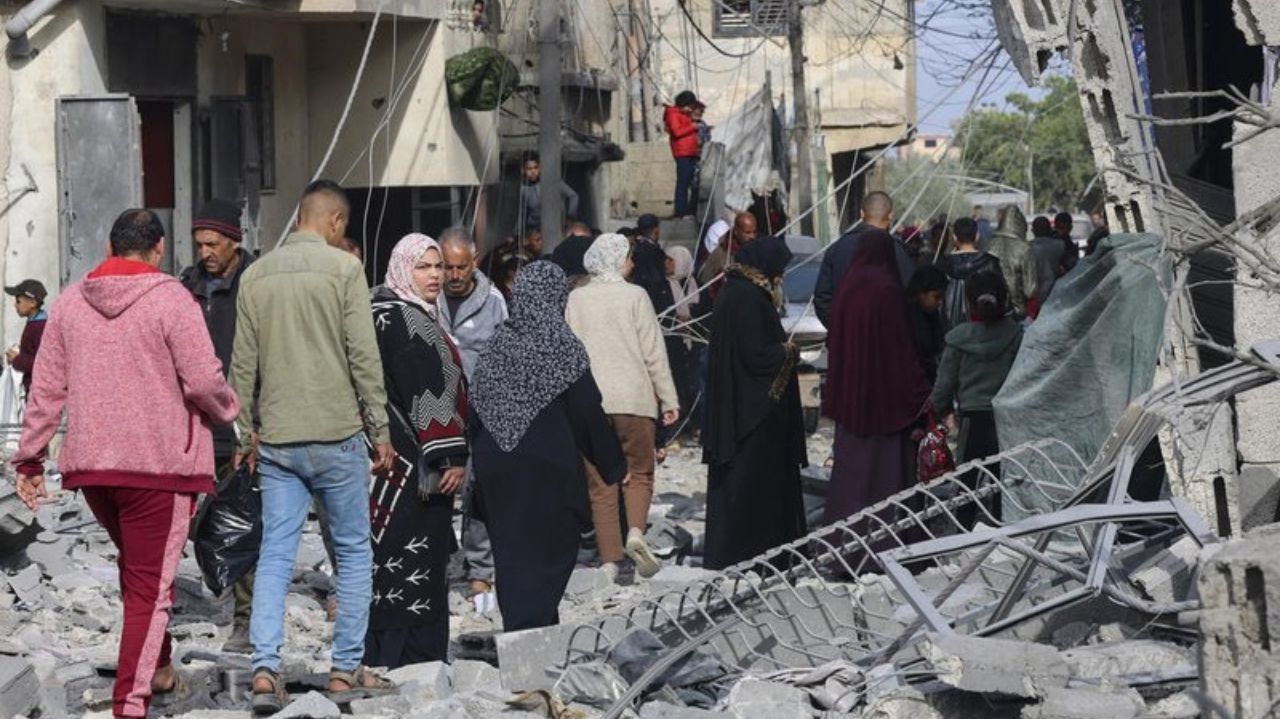 Crise em Gaza: Egito constrói área de contenção na fronteira para refugiados