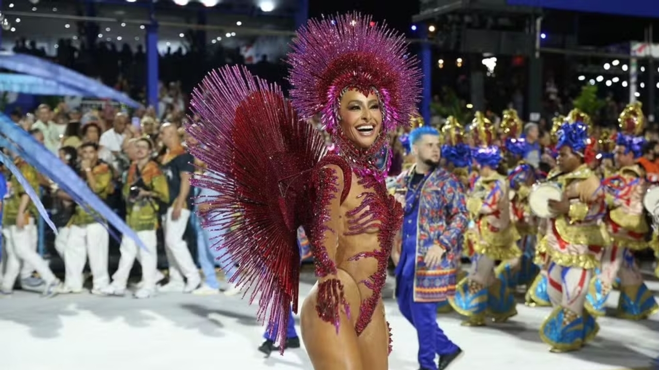 Sabrina Sato encanta a Sapucaí em Desfile das Campeãs no Rio com a Vila Isabel