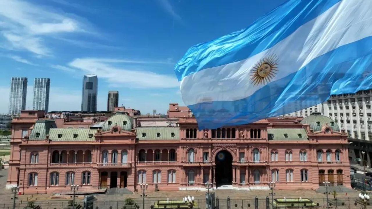 Superávit mensal da Argentina sobe pela primeira vez no governo Milei