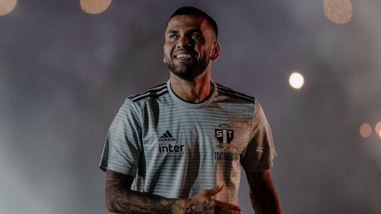 São Paulo: Daniel Alves continuará recebendo salário após condenação