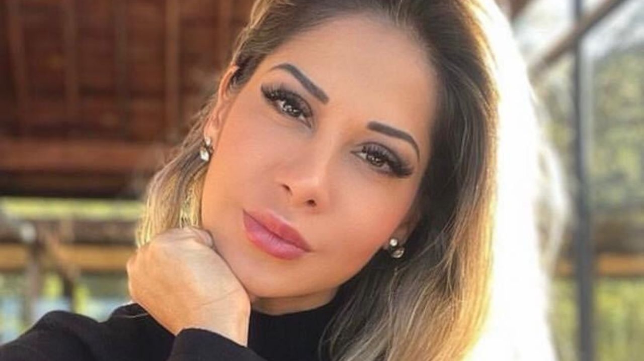 Maíra Cardi aparece em uma foto ao lado da família, sem emoji cobrindo o rosto