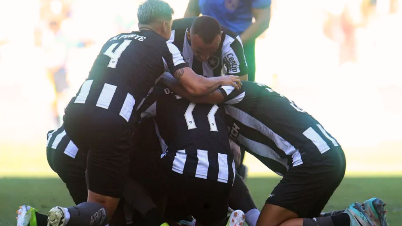 Botafogo vence clássico contra o Fluminense em partida eletrizante