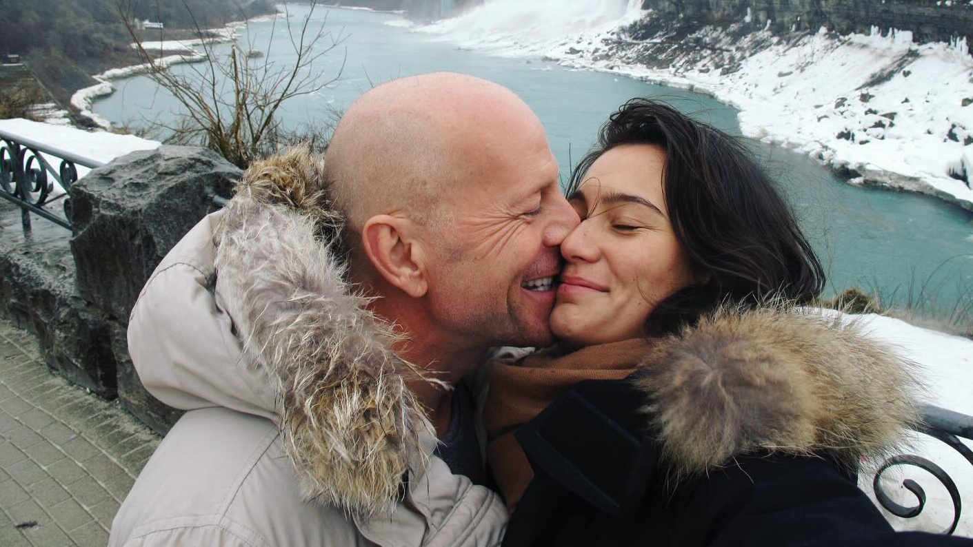 Esposa de Bruce Willis critica estigma de “não haver alegria” após diagnóstico de demência
