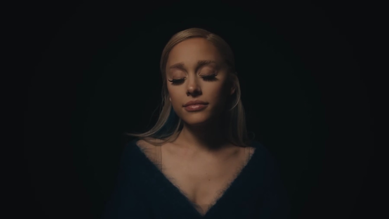 Ariana Grande lança novo single “We Can”t Be Friends” com participação de Evan Peters